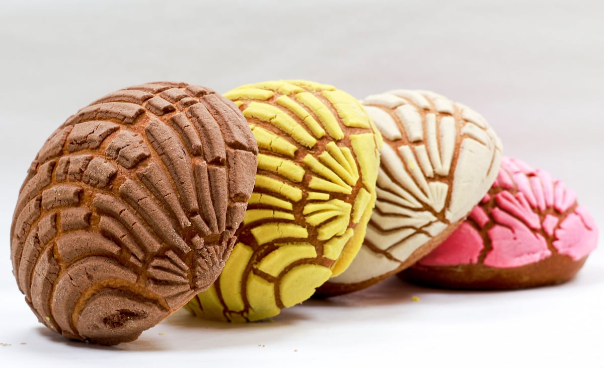 Conchas decoradas mexicanas de colores, opción para cajas personalizadas