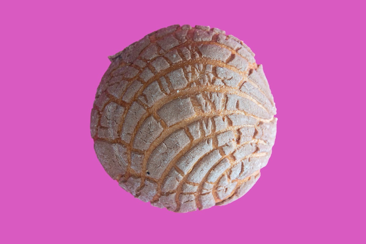 Pan de muerto artesanal mexicano con costra de azúcar visto de cerca