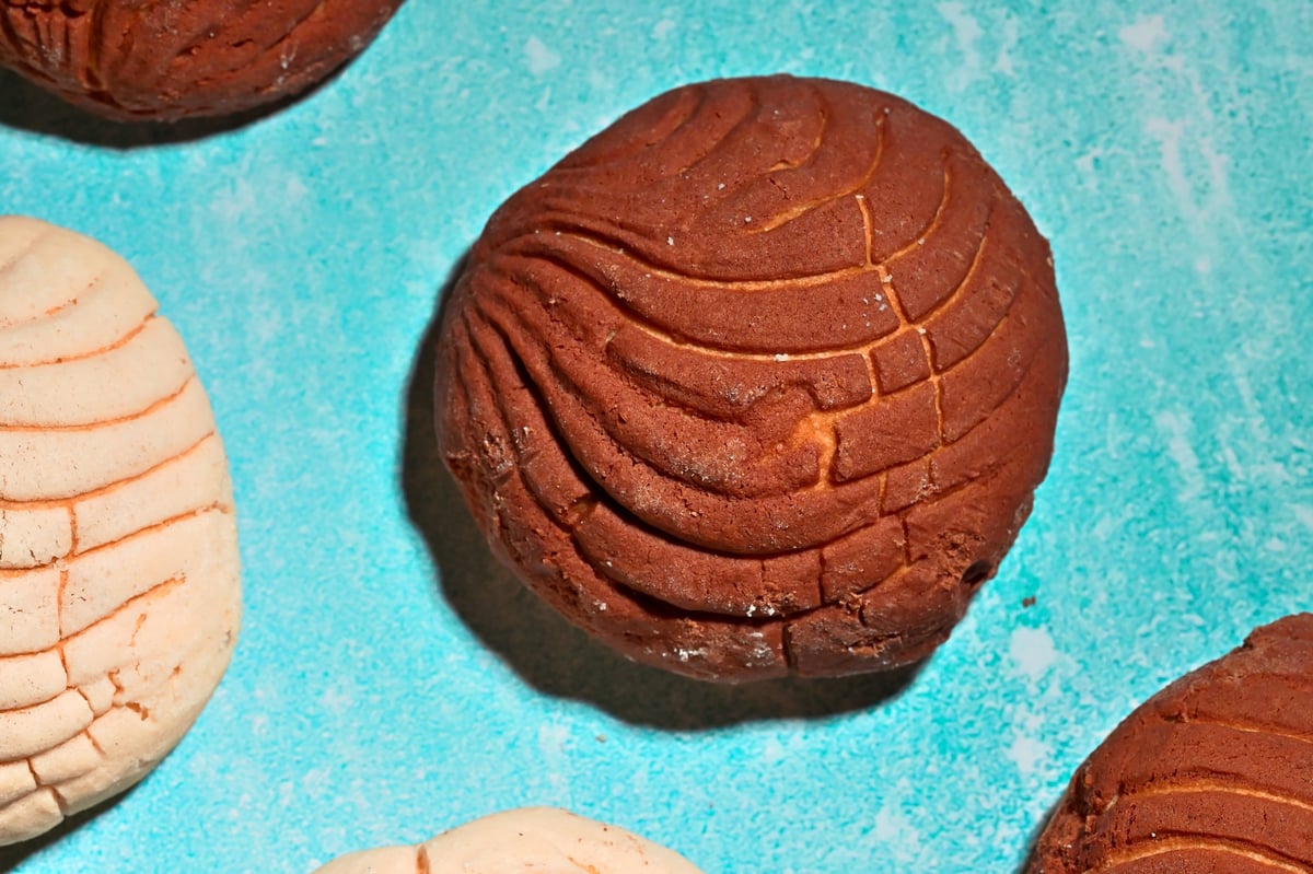 Rol artesanal con textura de concha, chocolate y vainilla