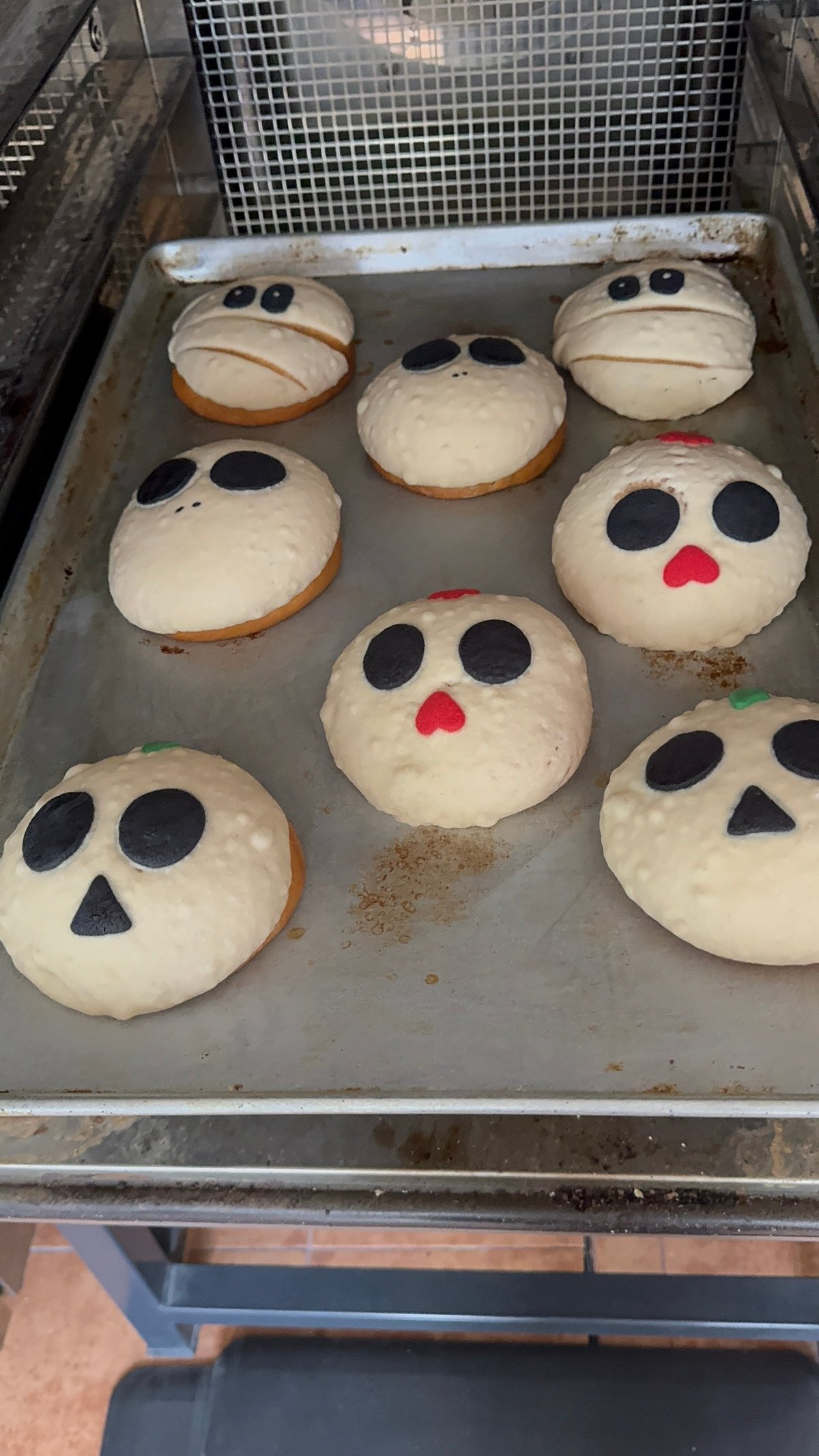Conchas decoradas de Halloween con calaveras y fantasmas, referencia de temporada