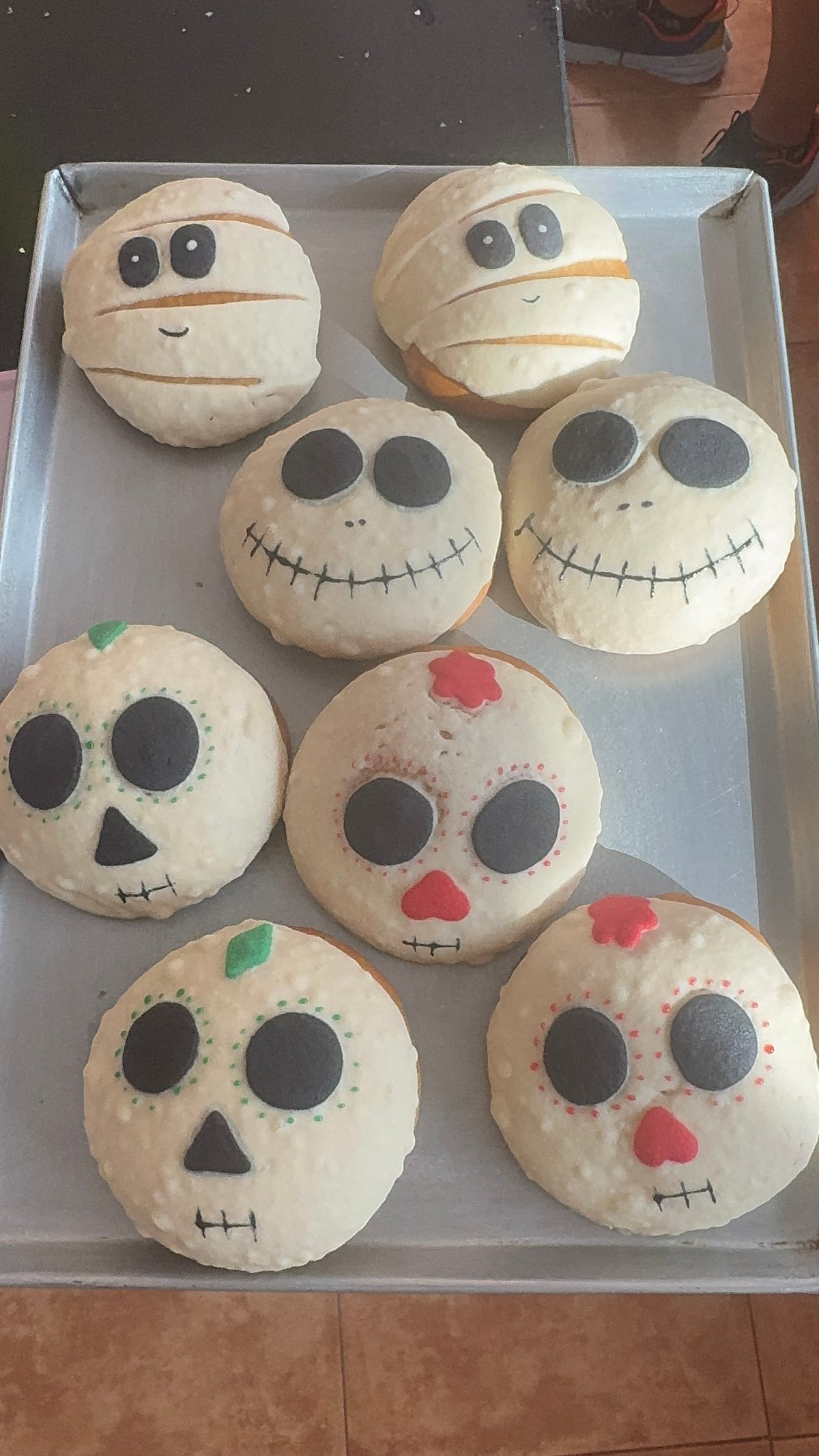 Conchas decoradas tipo calavera con hojas y corazones para Día de Muertos